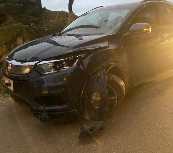 Colisão entre carro e moto deixa condutor ferido em Pedras Grandes