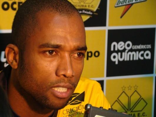 Zagueiro do Tigre vai ao Rio se defender