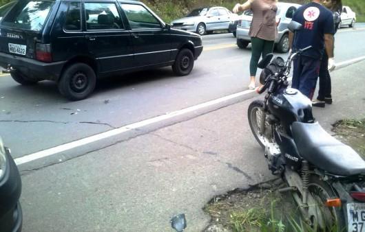 Motociclista colide em traseira de veículo e é lançado para pista contrária