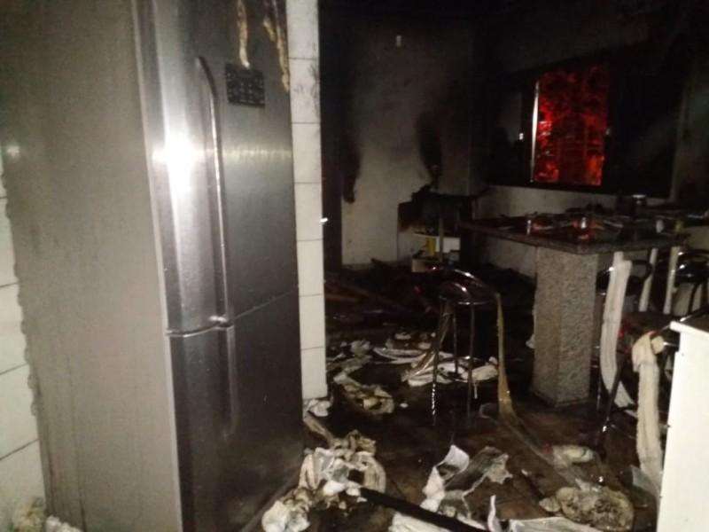 Botijão de gás pega fogo e residência fica parcialmente destruída em Criciúma