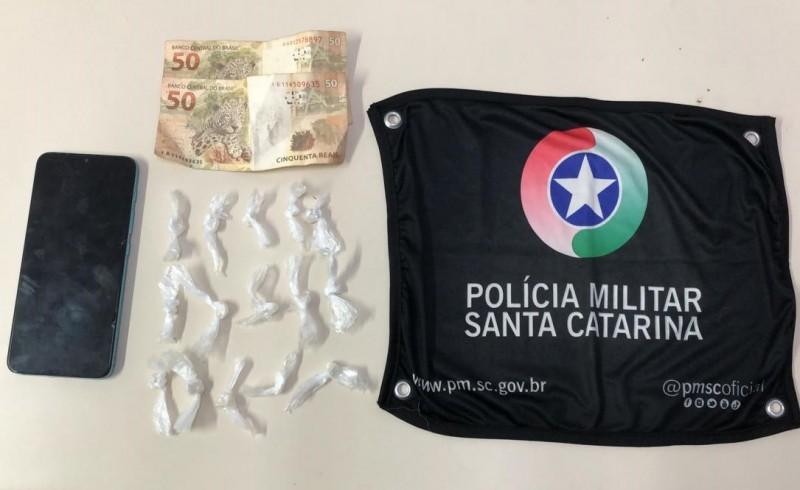 Adolescente é apreendido em Criciúma após tentar fugir da PM e ser abordado com crack