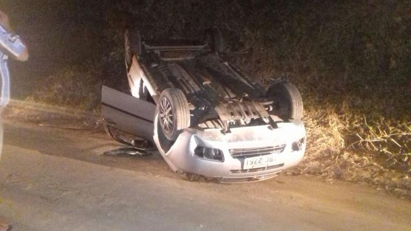 Motorista perde controle da direção em curva e capota veículo