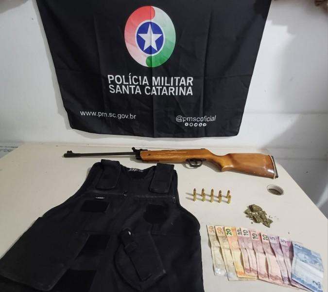 PM apreende espingarda no interior de casa em Balneário Gaivota