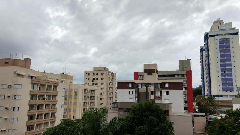 Nuvens, calor, abafamento e frente fria à vista