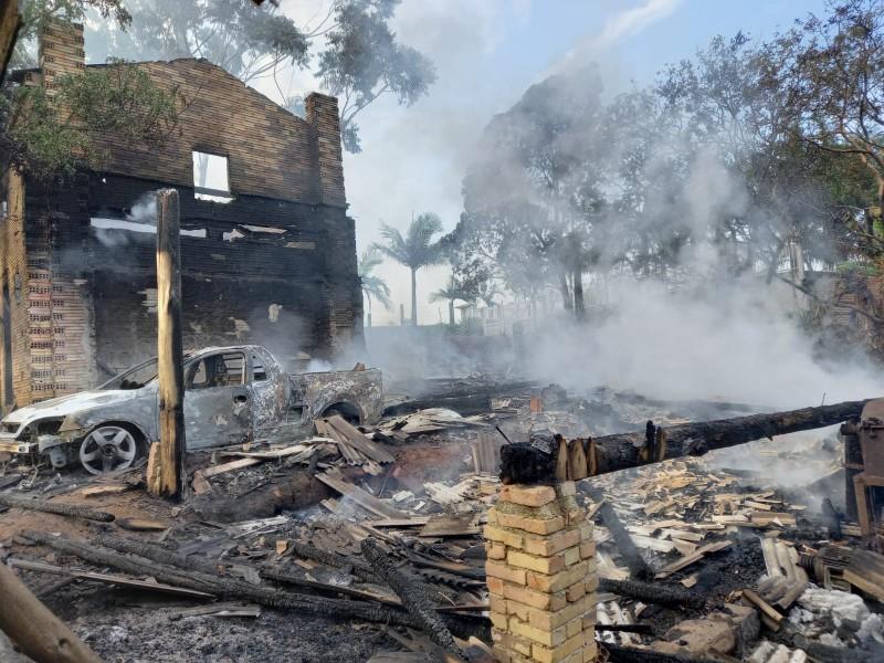 Incêndio destrói galpão, estufa, carro e moto em Sangão