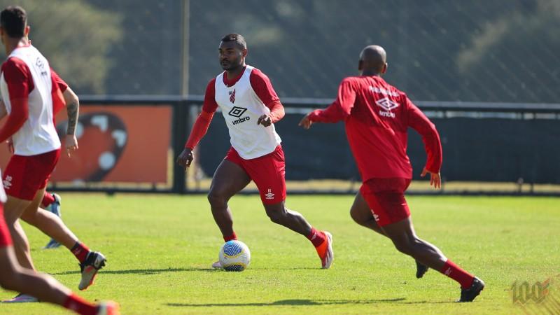 Com dois desfalques titulares, Athletico Paranaense encerra preparação para jogo contra o Criciúma