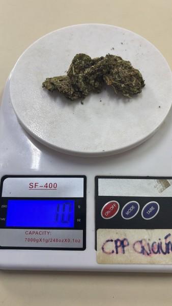 Após fugir de abordagem policial e dispensar drogas, homem é preso em Criciúma 
