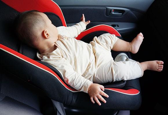 Motoristas são flagrados transportando crianças sem cadeirinhas