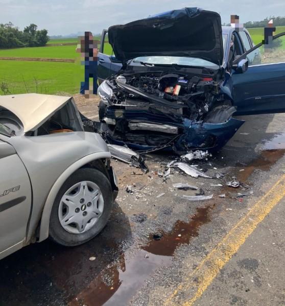 Acidente de trânsito entre três veículos deixa pessoas feridas em Meleiro 