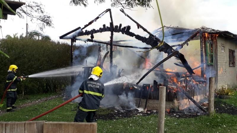 Residência é consumida por fogo em Forquilhinha