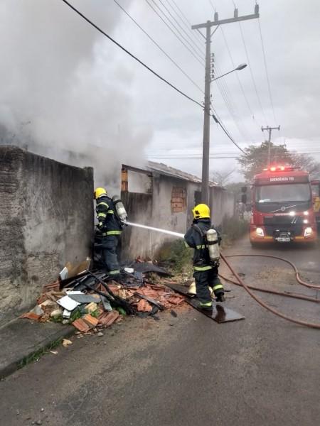 Corpo de Bombeiros combate incêndio em lixo acumulado