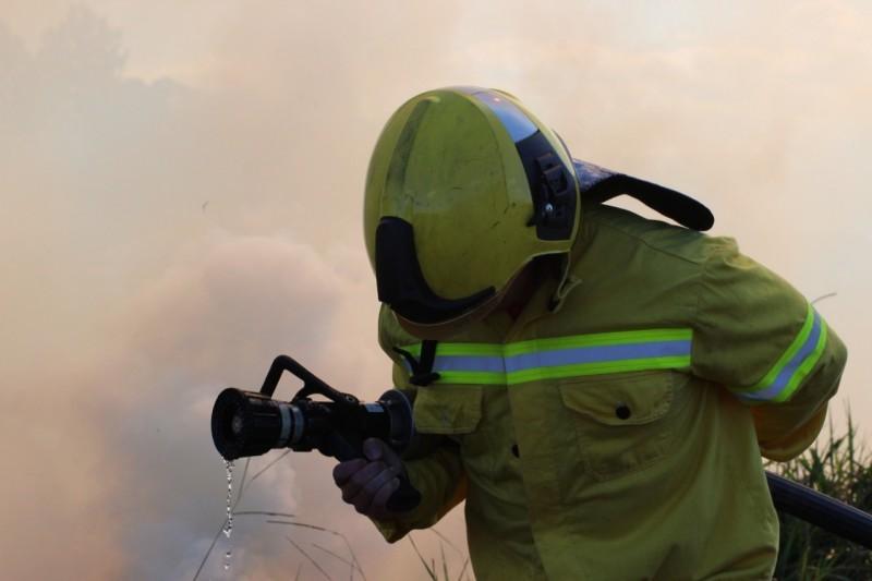 Fábrica de vassouras é atingida por incêndio em Sombrio