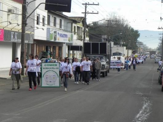 Em torno de 300 pessoas participam da 4ª Caminhada e Valorização pela Vida, em Forquilhinha