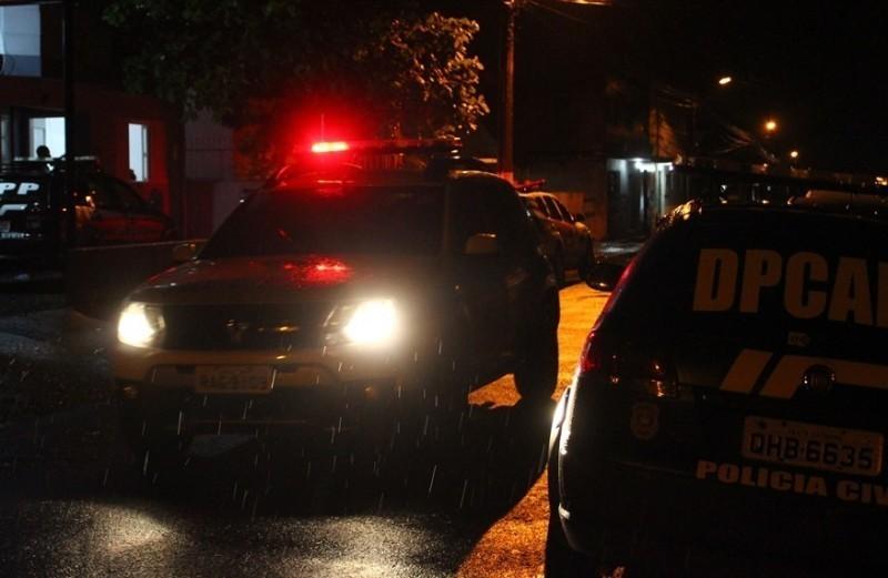 Criminosos tentam roubar cofre de residência