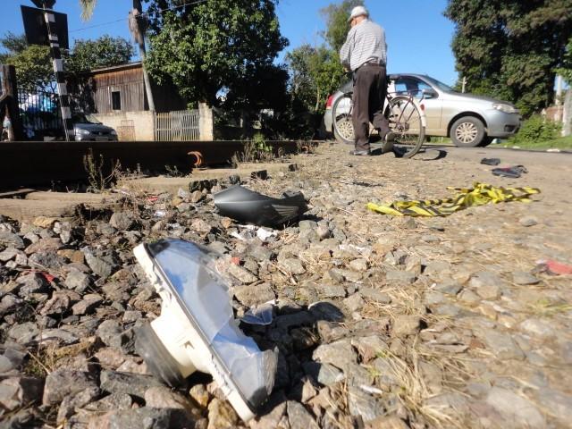 Jovem motociclista morre ao colidir com vagão de trem
