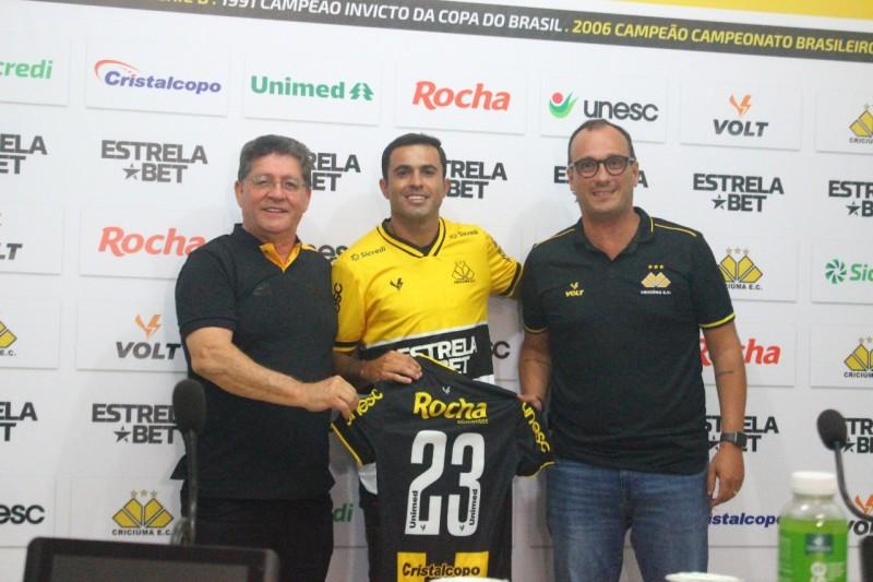 A camisa 23 tem dono: com direito a sessão de autógrafos, Éder é apresentado no Criciúma