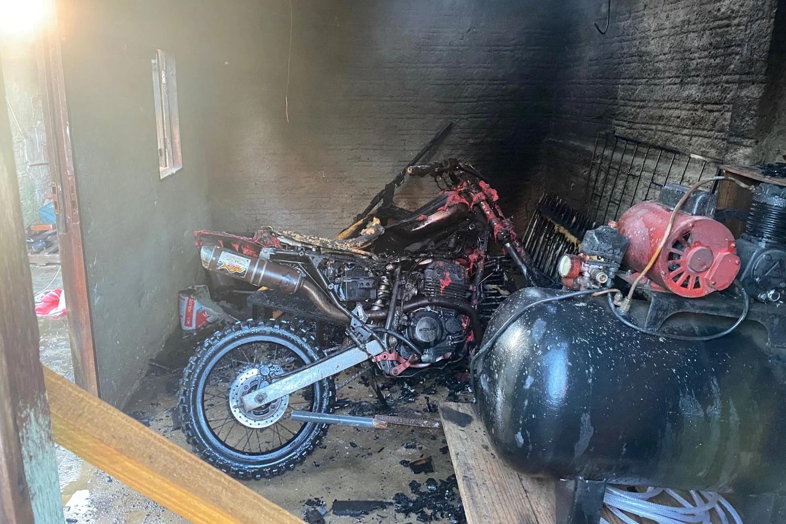 Edícula é atingida por incêndio após morador tentar ligar motocicleta