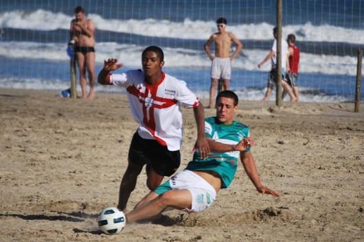 Vitórias dos donos da casa no domingo de Praião