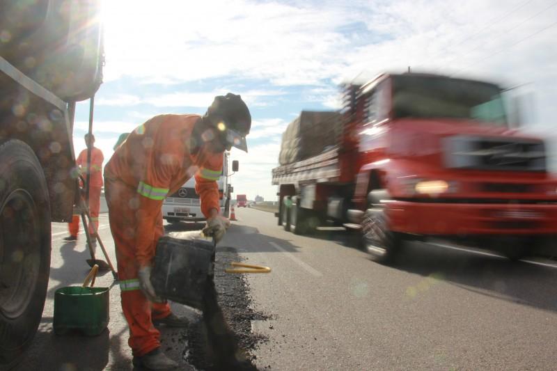 Dnit realiza recomposição do pavimento asfáltico na BR-101