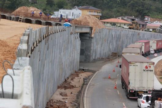 Viaduto de Bananal recebe instalação de vigas e trabalhos em cabeceiras