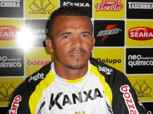 Exame não aponta lesão no joelho de Zé Carlos