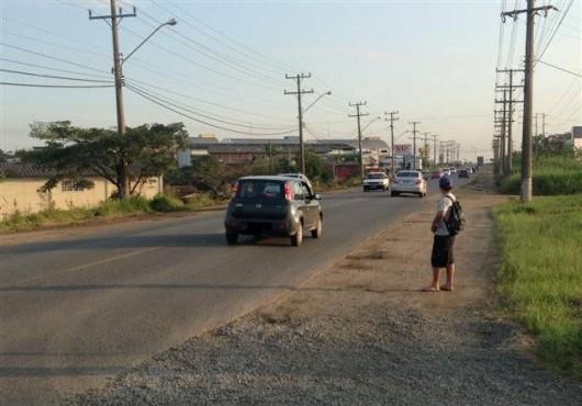 Desnível e falta de sinalização atrapalham trânsito em rua de Criciúma