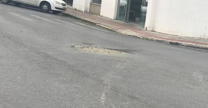 Casan tapa buraco na rua Anita Garibaldi