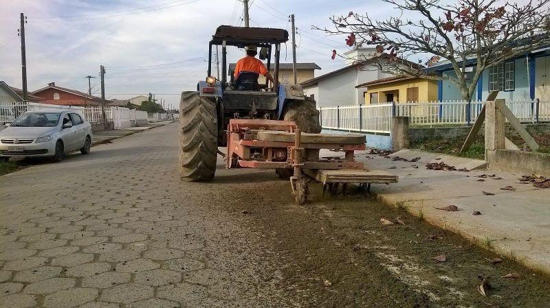 Calor antecipa limpeza de ruas no Balneário Rincão