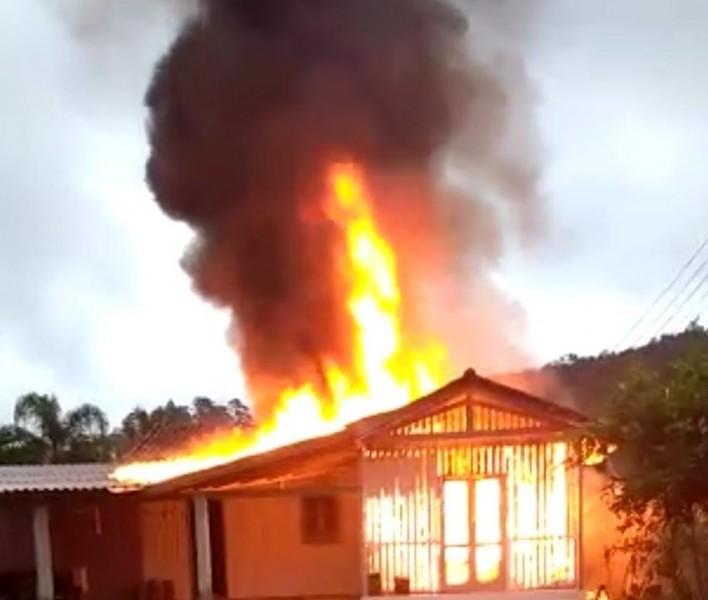 Incêndio destrói residência em Tubarão 