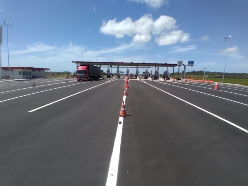 Caminhão carregado com toras de madeira colide com cabine de pedágio na BR-101