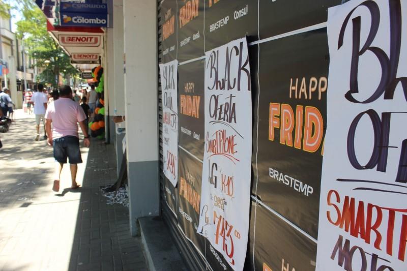 Criciumenses aproveitam últimos descontos de Black Friday