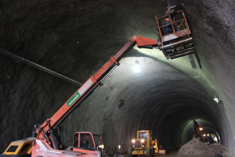 Equipamentos metálicos são instalados no Morro do Formigão