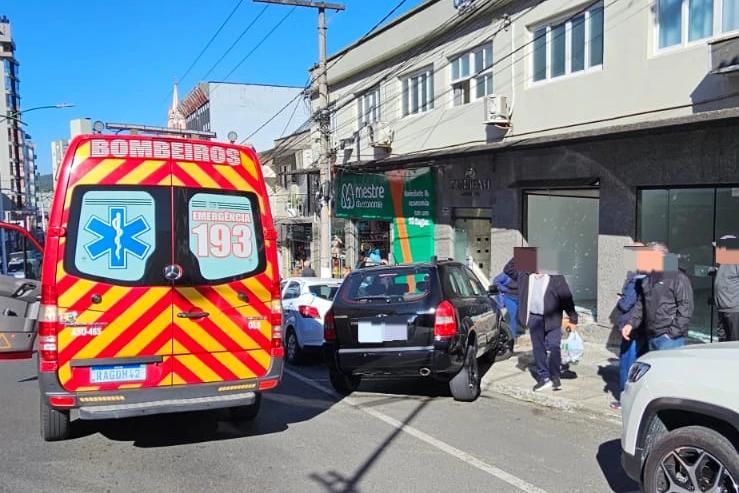 Motorista se confunde durante manobra e colide carro contra vidraça de sala comercial