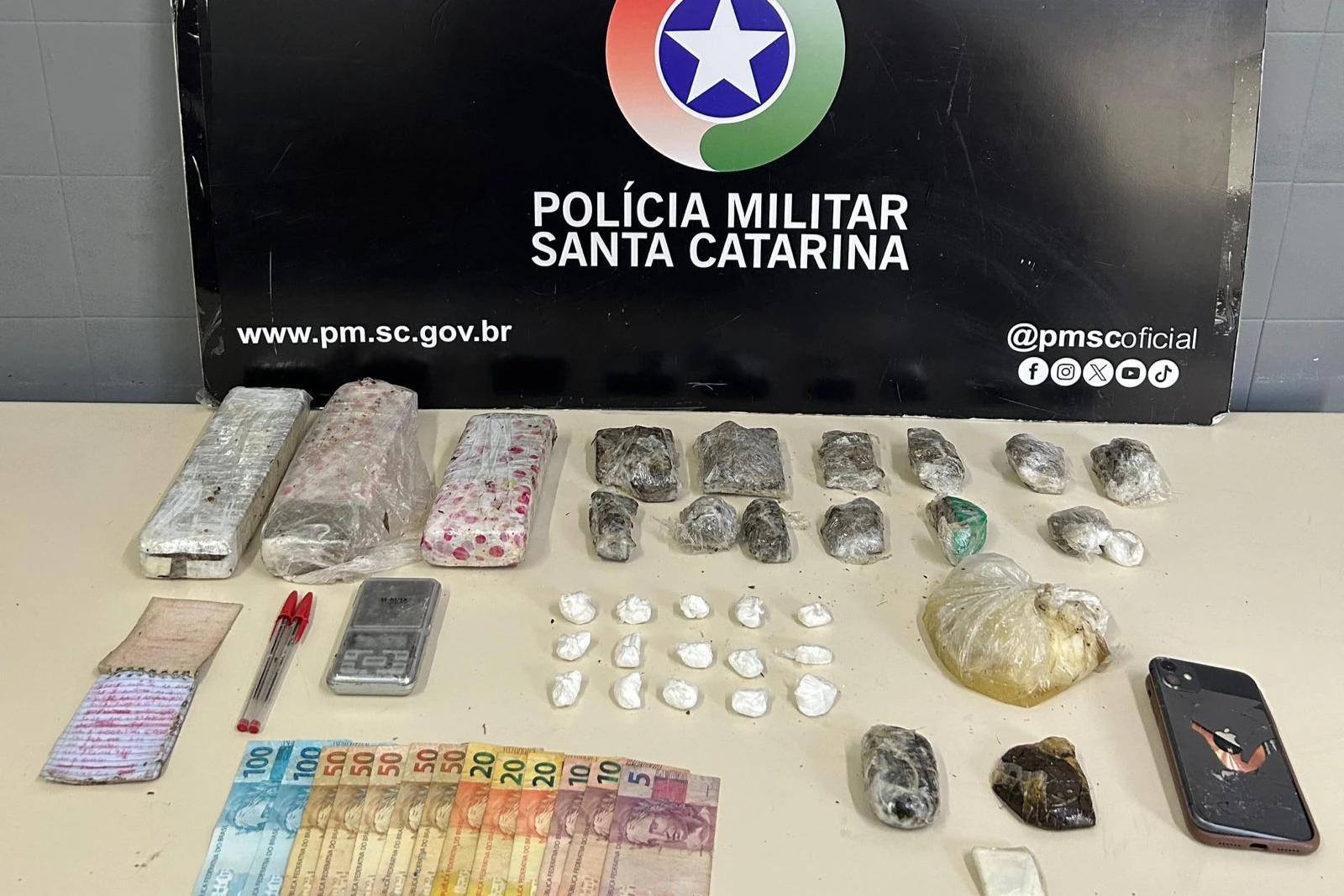 Polícia Militar apreende drogas e recaptura foragido em Forquilhinha