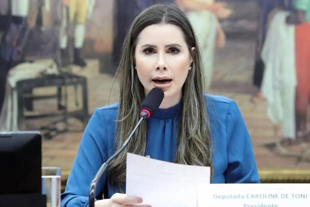 Caroline De Toni fora do PL e concorrendo com Amin