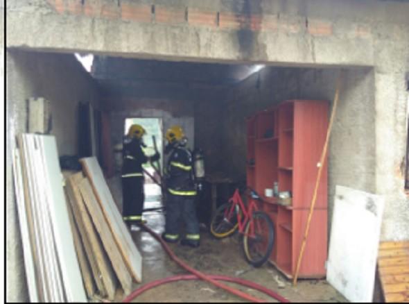 Casa pega fogo e criança com deficiência escapa do local