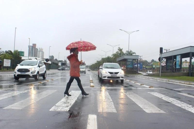 Semana deve alternar entre períodos chuvosos e de sol; confira a previsão do tempo