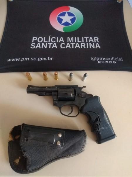 PM apreende arma de fogo no bairro Mineira Nova