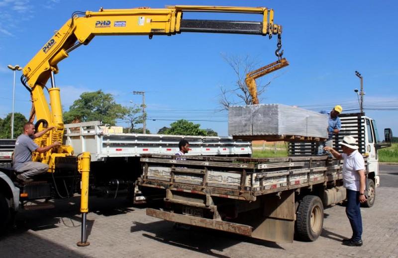 Prefeitura recebe telhas para distribuir a moradores atingidos por temporal