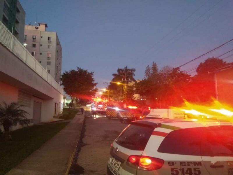 Apartamento é atingido por fogo em Criciúma 