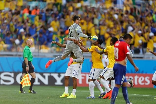 Em jogo dramático, Brasil garante vaga nas quartas de final nos pênaltis 