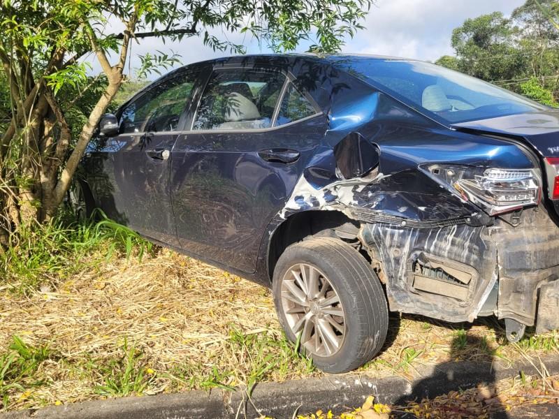 Criciúma: motorista perde o controle da direção e colide em carro estacionado 