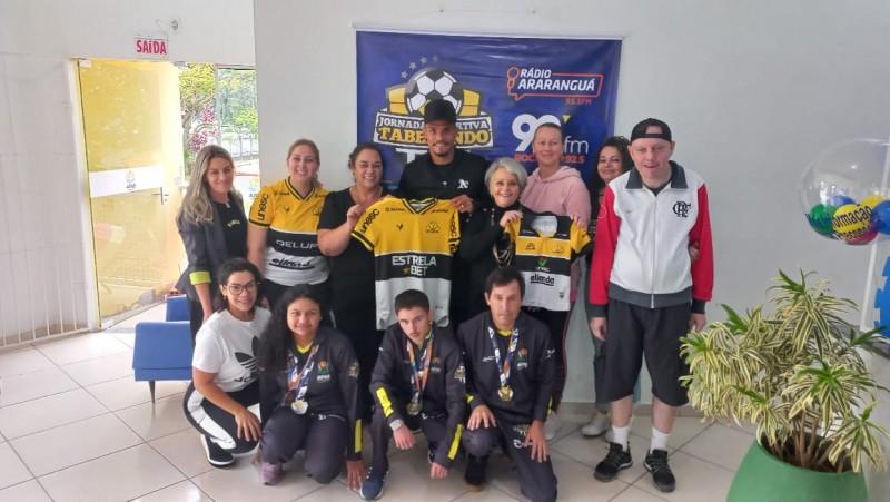Jogador do Criciúma doa camisas para ajudar Apae de Siderópolis
