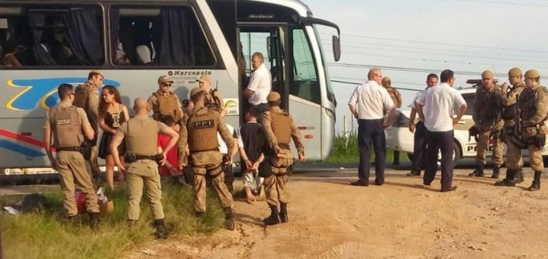 Quarteto é preso ao tentar fugir de ônibus após série de furtos