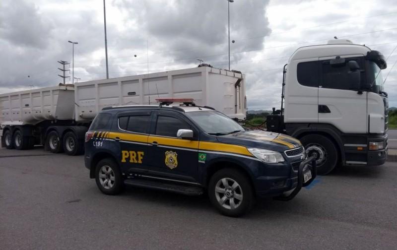 Caminhões são flagrados com mais de 30 toneladas de excesso de peso