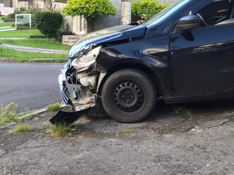 Motorista desrespeita sinalização de 'pare' e colide em veículo no Centro de Criciúma