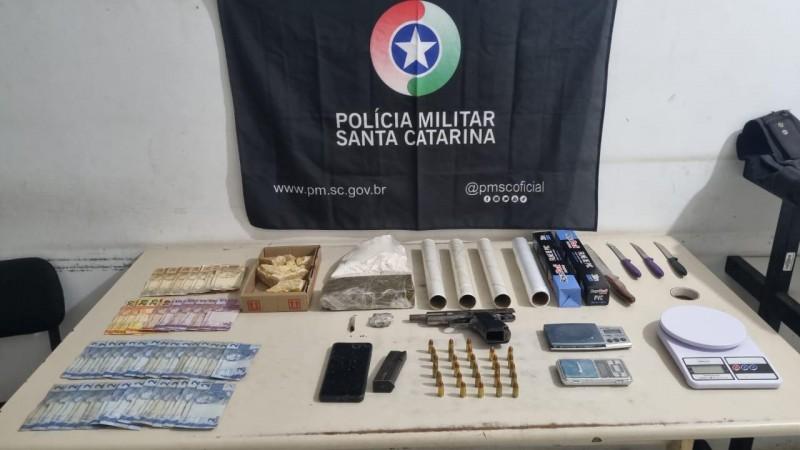 Suspeitos de realizarem ‘delivery’ de drogas são presos em Araranguá