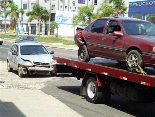 Colisão traseira deixa trânsito lento na avenida Centenário