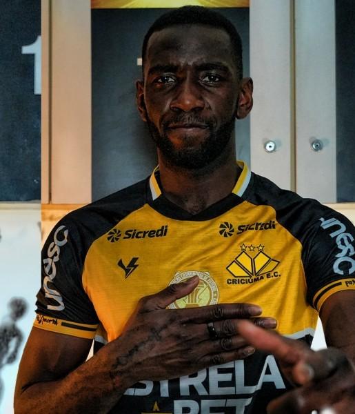Atacante Yannick Bolasie será apresentado nesta quinta-feira