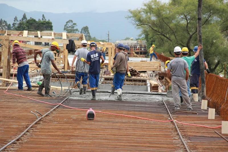 Ponte sobre Rio Tubarão tem terceiro vão concretado